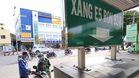 Người dân đổ xăng E5RON92 tại một cây xăng ở TP.HCM - Ảnh: NHẬT THỊNH