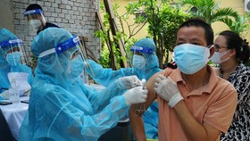 Bộ Y tế đề nghị các địa phương đẩy mạnh tiêm chủng vaccine Covid-19 và tiêm nhắc lại cho người tiêm đủ liều