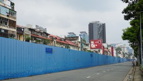 Rào chắn trên đường Lê Lợi (quận 1) để thi công tuyến metro số 1 - Ảnh: ĐỨC PHÚ