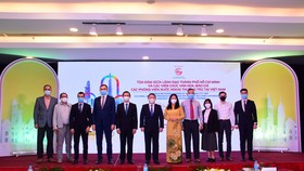 Khách sạn Rex Sài Gòn đón đoàn các hãng thông tấn nước ngoài đến tham quan TPHCM