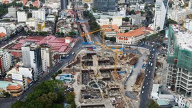 Công trường thi công ga Bến Thành thuộc Metro Số 1 hồi cuối tháng 3. Ảnh: Hữu Khoa