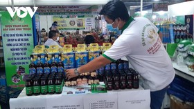 Hàng của Cơ sở sản xuất rượu Thanh Long Bảo Long đang được bán trên Shopee, Lazada