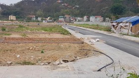 Giá đất khu vực Quốc Oai đang được đẩy lên cao. Bài quen thuộc là: ai hỏi thì bảo “vừa bán rồi, hoặc vừa nhận cọc; nhưng chủ mới cũng đang muốn “lướt” nên khách muốn mua lại thì phải trả thêm...