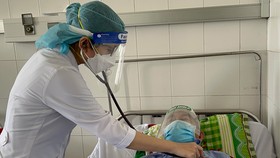 Các bác sĩ chăm sóc cho bệnh nhân P. T. T. (69 tuổi, ngụ huyện Thới Lai, TP Cần Thơ).