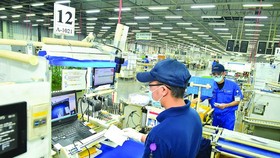 Công ty Saigon Precision (KCX Linh Trung) sản xuất trong điều kiện thích ứng an toàn phòng chống dịch Covid-19 Ảnh: VIỆT DŨNG