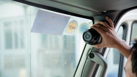 Lắp camera giám sát trên một phương tiện ôtô kinh doanh vận tải. (Ảnh: CTV/Vietnam+)