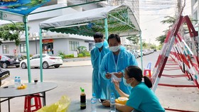Lực lượng chức năng truy vết các trường hợp tiếp xúc gần tại 1 chung cư ở TP Thuận An, Bình Dương