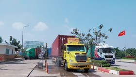 Các phương tiện qua lại cửa khẩu Mộc Bài được xịt sát khuẩn tự động