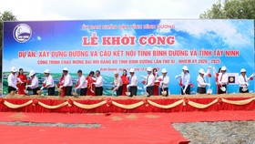 Công trình đường và cầu kết nối giữa hai tỉnh Tây Ninh và Bình Dương đang được xây dựng