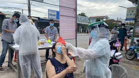 Nhân viên y tế lấy mẫu tầm soát Covid-19 cho người dân huyện Châu Thành, tỉnh Tây Ninh