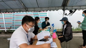 Người dân được tư vấn kỹ lưỡng trước và sau khi tiêm vaccine Covid-19 tại điểm tiêm phường Đông Hòa, TP Dĩ An