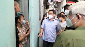 Phó Thủ tướng Vũ Đức Đam kiểm tra công tác phòng chống dịch ở các khu nhà trọ TP Thuận An