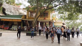 Những du khách đầu tiên tham quan núi Bà Đen theo mô hình một cung đường hai địa điểm