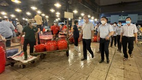 Phó Chủ tịch UBND TPHCM Dương Anh Đức kiểm tra đột xuất chợ đầu mối lúc nửa đêm
