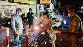 Bí thư Quận ủy quận Bình Tân kiểm tra lập chốt phong tỏa 3 khu phố