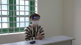Đối tượng Hứa Hán Võ tại cơ quan điều tra. Ảnh: VĂN MINH
