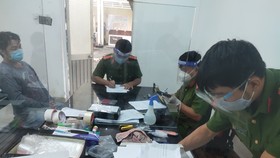 Lái xe ô tô chở ma túy, thủ súng ngắn “thông” chốt kiểm soát