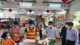 "Siêu thị dã chiến" tại Trung tâm Văn hóa quận 5. Ảnh TTVH Quận 5