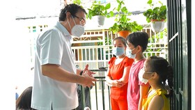 Bí thư Thành ủy TPHCM Nguyễn Văn Nên động viên các em mồ côi vượt qua khó khăn, học thật giỏi