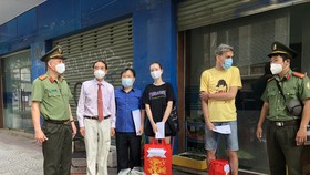 Công an TPHCM trao quà cho người nước ngoài bị ảnh hưởng dịch Covid-19