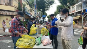 Quận 5 mở thêm chợ dã chiến phục vụ người dân vùng xanh