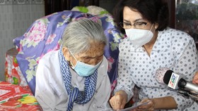 Chủ tịch Ủy ban MTTQ Việt Nam TPHCM thăm người cao tuổi, trẻ mồ côi ở huyện Bình Chánh