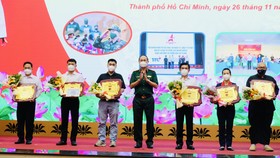 Bộ Tư lệnh TPHCM tri ân tập thể, cá nhân đồng hành giúp dân trong đại dịch