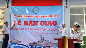Phó Bí thư Đảng ủy Khối cơ sở Bộ Công thương tại TPHCM Nguyễn Thành Thơ và Chuẩn Đô đốc Nguyễn Duy Tỷ, Tư lệnh Vùng 5 Hải quân (trái) thực hiện nghi thức bàn giao Nhà "Câu lạc bộ thủy thủ"