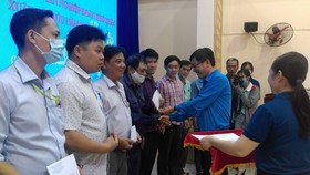 Tặng quà đoàn viên nghiệp đoàn khó khăn