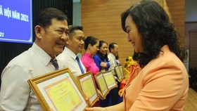 Phó Chủ tịch UBND TPHCM Phan Thị Thắng trao bằng khen đến các cá nhân của quận Bình Tân có thành tích cao trong năm 2020. Ảnh: KIỀU PHONG