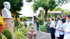 Bí thư Thành ủy TPHCM Nguyễn Văn Nên dâng hương tại Bệnh viện Chợ Quán. Ảnh: HOÀNG HÙNG