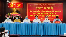 Các ứng cử viên ĐBQH khóa XV, đơn vị bầu cử số 6 tiếp xúc cử tri. Ảnh: VĂN MINH