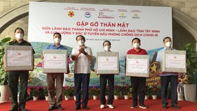 Trên đỉnh núi Bà Đen, Bí thư Thành ủy TPHCM Nguyễn Văn Nên đã trao quà tri ân lực lượng tuyến đầu chống dịch Covid-10. Ảnh: KIỀU PHONG