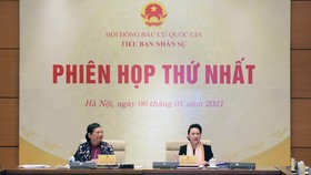 Chủ tịch Quốc hội Nguyễn Thị Kim Ngân và Phó Chủ tịch Thường trực Quốc hội Tòng Thị Phóng tại phiên họp Tiểu ban Nhân sự, Hội đồng Bầu cử Quốc gia, sáng 6-1-2021. Ảnh: QUANG PHÚC 