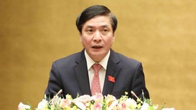 Tổng Thư ký Quốc hội, Chủ nhiệm Văn phòng Quốc hội, Chánh Văn phòng Hội đồng Bầu cử quốc gia Bùi Văn Cường báo cáo trước hội nghị. Ảnh: VIẾT CHUNG