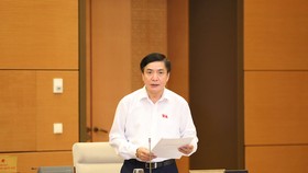 Chủ nhiệm Văn phòng Quốc hội, Chánh Văn phòng Hội đồng Bầu cử Quốc gia Bùi Văn Cường báo cáo tại phiên họp. Ảnh: VIẾT CHUNG