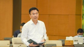 Bộ trưởng Bộ Tư pháp Lê Thành Long báo cáo tại phiên họp