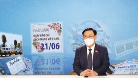 Chủ tịch Quốc hội thăm trường quay của Truyền hình Quốc hội Việt Nam