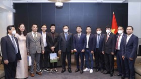 Chủ tịch Quốc hội Vương Đình Huệ và đại diện nhóm doanh nghiệp Phần Lan gốc Việt. Ảnh: DOÃN TẤN