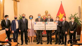 Đại diện Chính phủ Việt Nam tiếp nhận tượng trưng gần 1,5 triệu liều vaccine phòng Covid-19 Astra Zeneca. Ảnh: UNICEF Vietnam