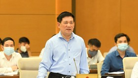 Bộ trưởng Bộ Tài chính Hồ Đức Phớc báo cáo tại phiên họp