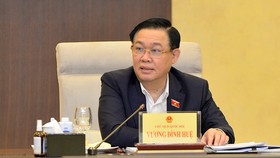 Chủ tịch Quốc hội Vương Đình Huệ điều hành phiên họp