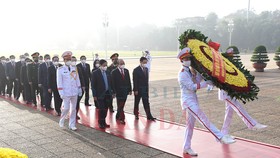 Lãnh đạo Đảng, Nhà nước và các đại biểu Quốc hội vào Lăng viếng Chủ tịch Hồ Chí Minh