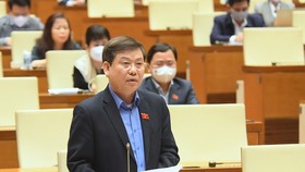 Viện trưởng Viện KSNDTC Lê Minh Trí giải trình các vấn đề ĐBQH nêu. Ảnh: QUANG PHÚC 