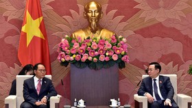 Chủ tịch Quốc hội Vương Đình Huệ trao đổi với Đại sứ Hàn Quốc tại Việt Nam Park Noh Wan. Ảnh: VIẾT CHUNG