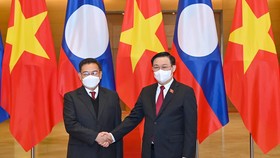 Chủ tịch Quốc hội Vương Đình Huệ đón và hội đàm với Chủ tịch Quốc hội Lào Saysomphone Phomvihane