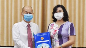 Phó Chủ tịch UBND TPHCM Phan Thị Thắng trao quyết định cho ông Nguyễn Nguyên Phương. Ảnh: ĐÌNH LÝ