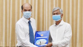 Phó Chủ tịch UBND TPHCM Võ Văn Hoan trao quyết định cho ông Nguyễn Nghĩa Hiệp. Ảnh: ĐÌNH LÝ
