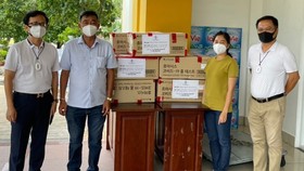 Quỹ thiện nguyện Steve Bùi và Những người bạn trao tặng khẩu trang N95 cho TPHCM