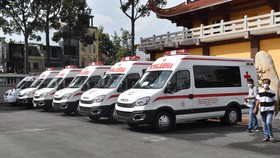 Giáo hội Phật giáo Việt Nam TPHCM và Hội Từ thiện chùa Tường Nguyên trao tặng xe cứu thương cho các bệnh viện